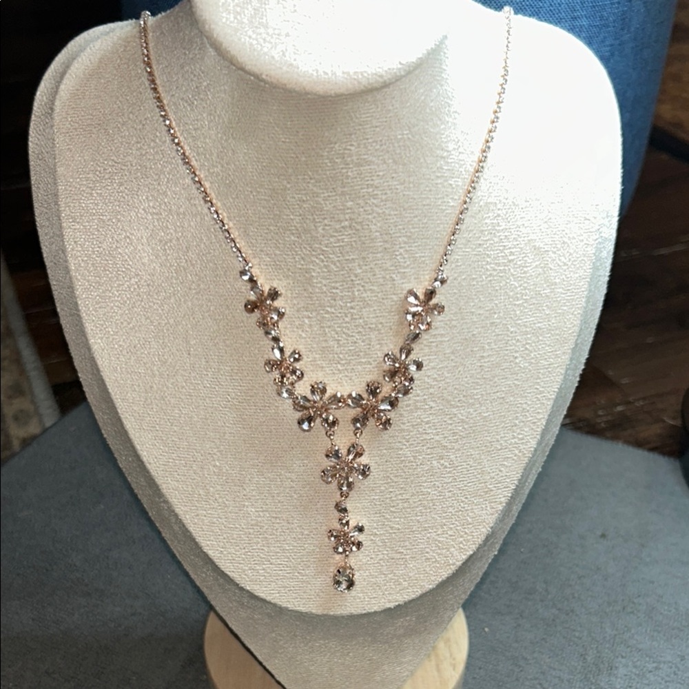 Icing Elegant Floral Necklace in Rose Gold